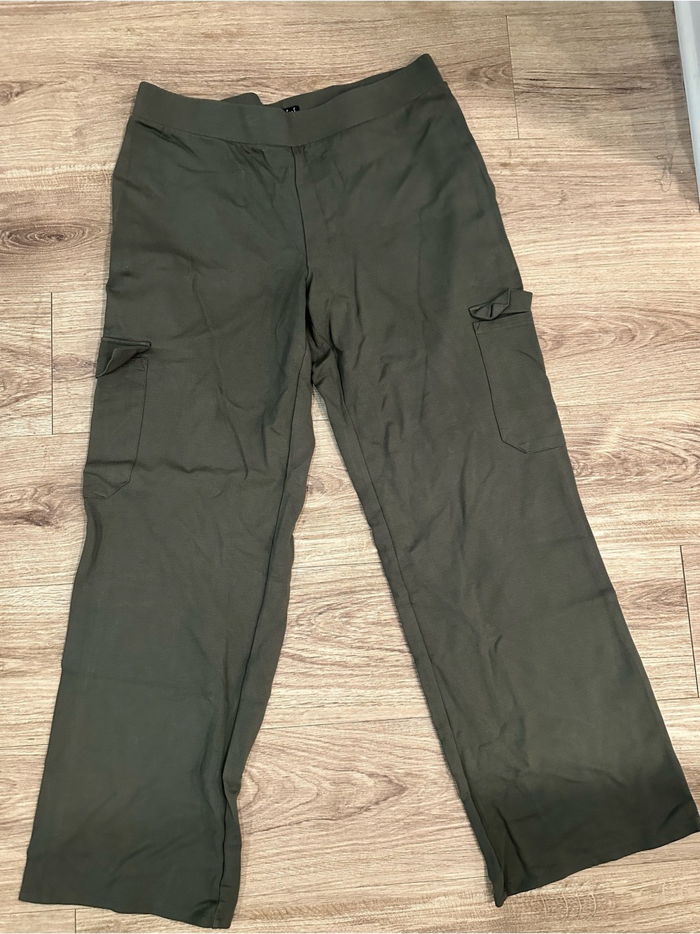 Wide-Leg Cargo Pants in Olive Green by